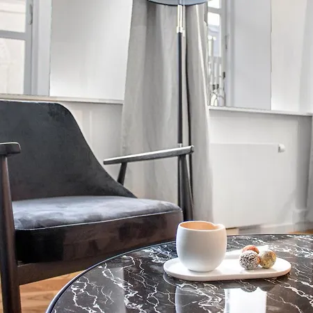 Sanders Regent - Smart Two-bedroom Near Square Apartment