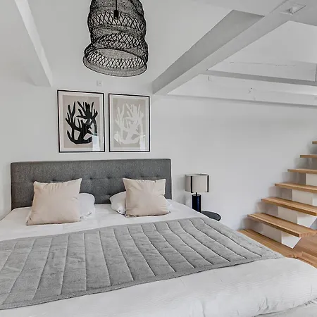 Sanders Regent - Smart Two-bedroom Near Square
