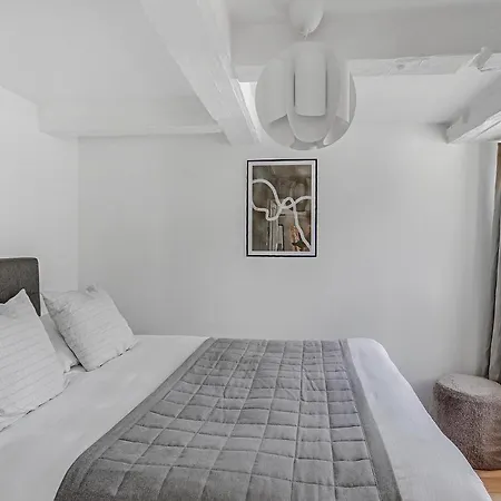 Sanders Regent - Smart Two-bedroom Near Square Apartment *